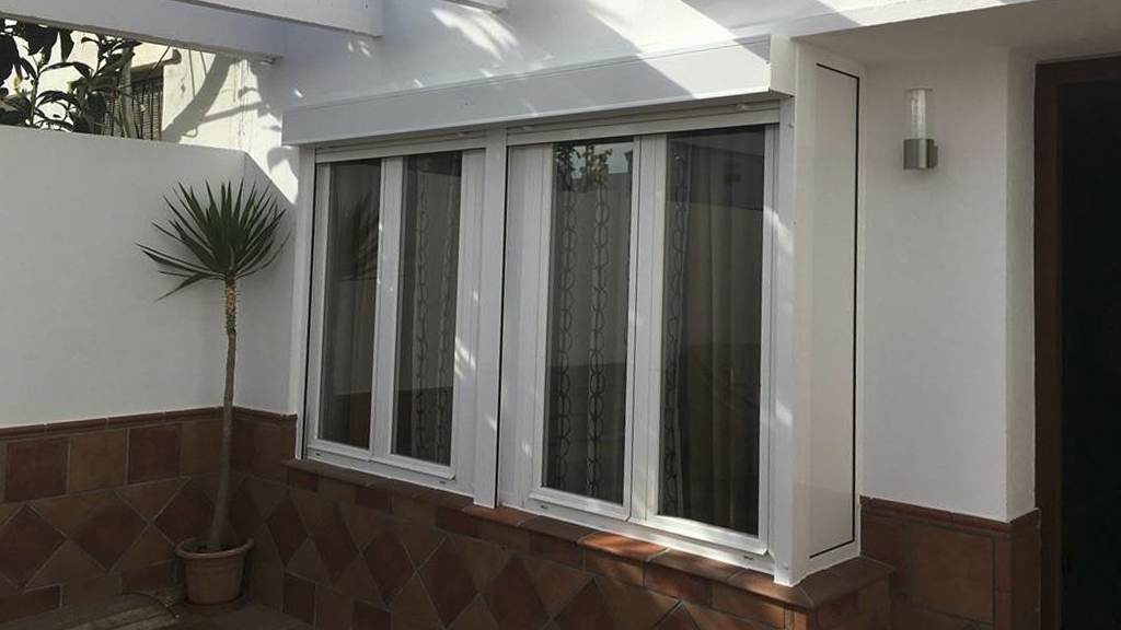 Instlación de ventanas, con persianas, puertas de vidrio y rejas en exteriores